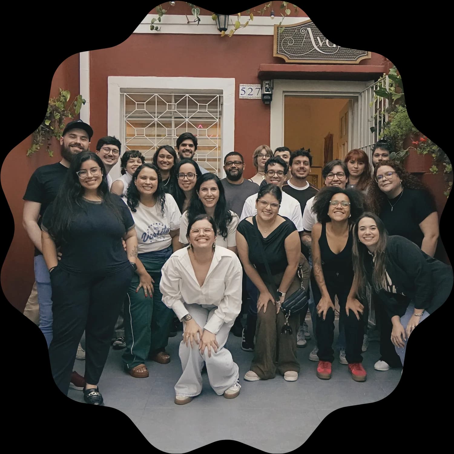 Colagem da Fiorito Idiomas: alunos, aulas e a professora Carol